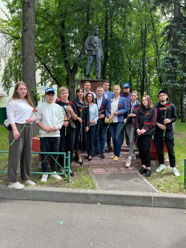 Перовские депутаты почтили память Олега Кошевого | Муниципальное дело