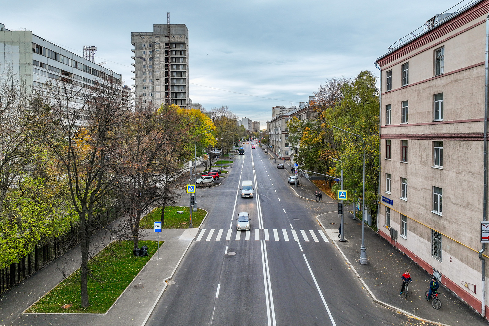 Новогиреевская. Городская улица. Благоустроенная пешеходная улица. Московский городской. Центр города.